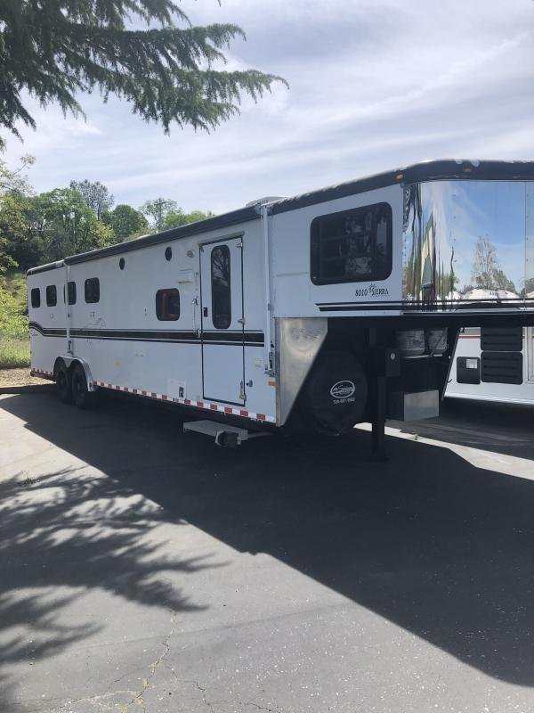 2003 Sundowner Trailers LQ 4H 8010 SIERRA Horse Trailer - Image 5