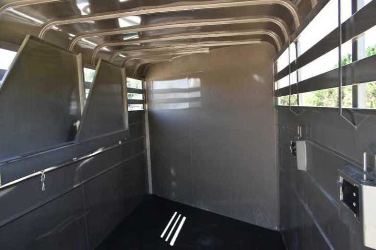 2017 CM 3HSLBP 3 Horse Trailer - Image 10