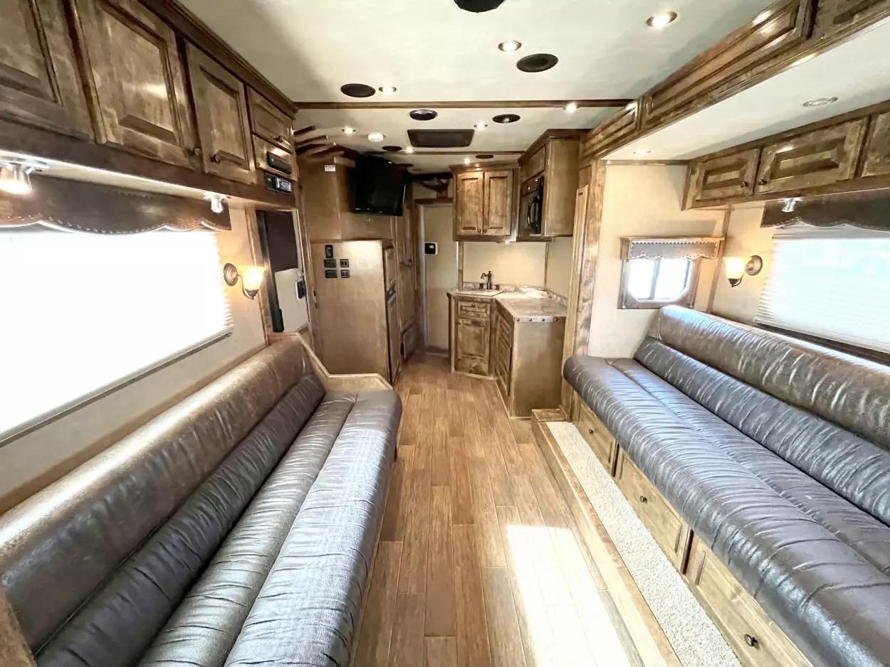 Used 2013 Bloomer 4 Horse 16′ LQ, 7’Slide, Air Ride, Pod, Mister/Water Sys Air ride, HWH Slide, Integrated Pod - Image 4