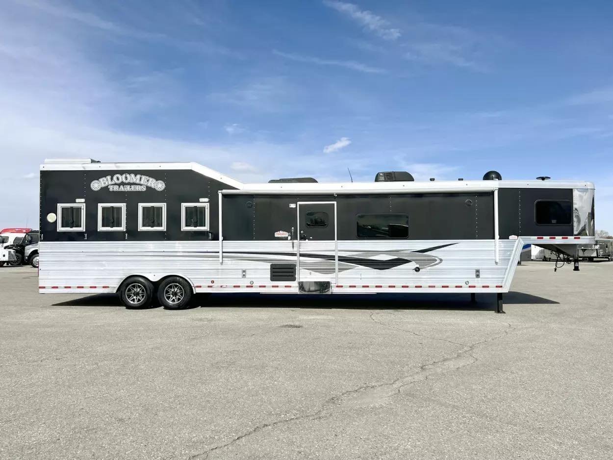 Used 2013 Bloomer 4 Horse 16′ LQ, 7’Slide, Air Ride, Pod, Mister/Water Sys Air ride, HWH Slide, Integrated Pod - Image 2