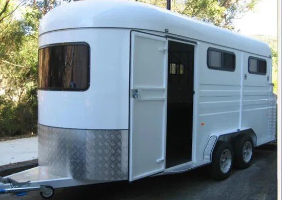 White 2 Horse Float with Horse Trailer Ramp Living Quarters and Roof for Sale - Image 3