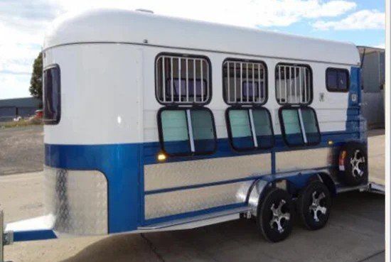 White 2 Horse Float with Horse Trailer Ramp Living Quarters and Roof for Sale